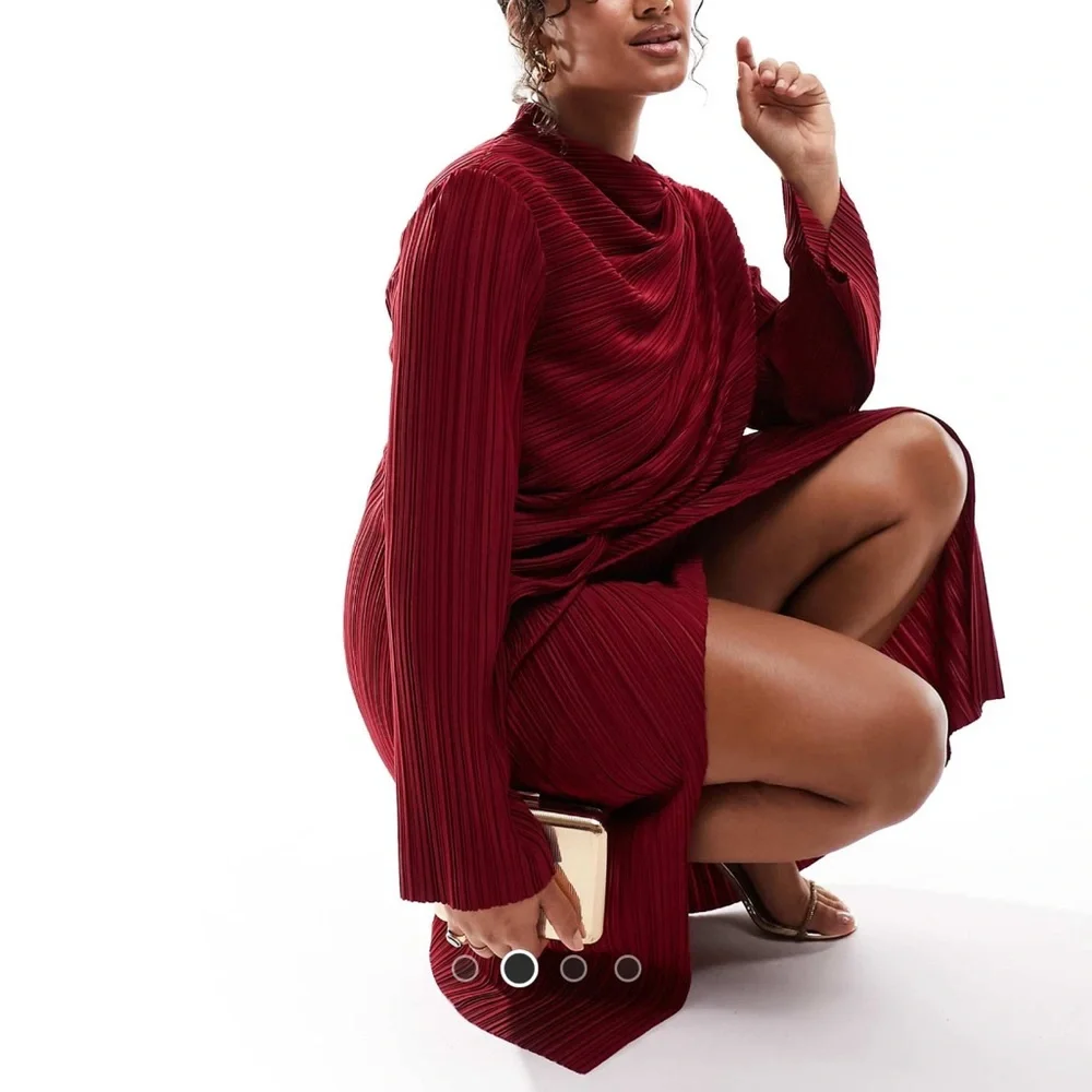 ASOS DESIGN Curve plisse cut out wide sleeve and side twist midi dress in wine - Picture 3 of 7